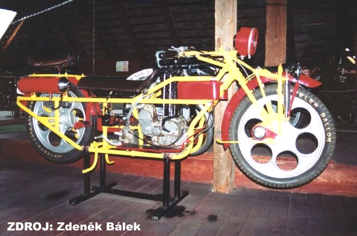 MUZEUM HISTORICKÝCH MOTOCYKLŮ A EXPOZICE LOUTEK V ŽELEZNÉ RUDĚ